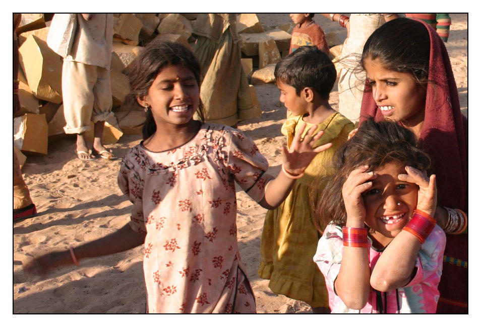 http://fc87.deviantart.com/images2/i/2004/04/0/b/Childrens_from_India___1.jpg
